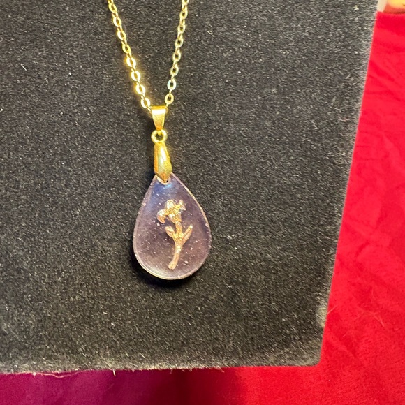 Handmade Elegant Gold flower resin Necklace - Picture 2 of 3